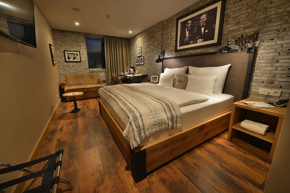 Select Comfort beds, free minibar, in-room safe, desk