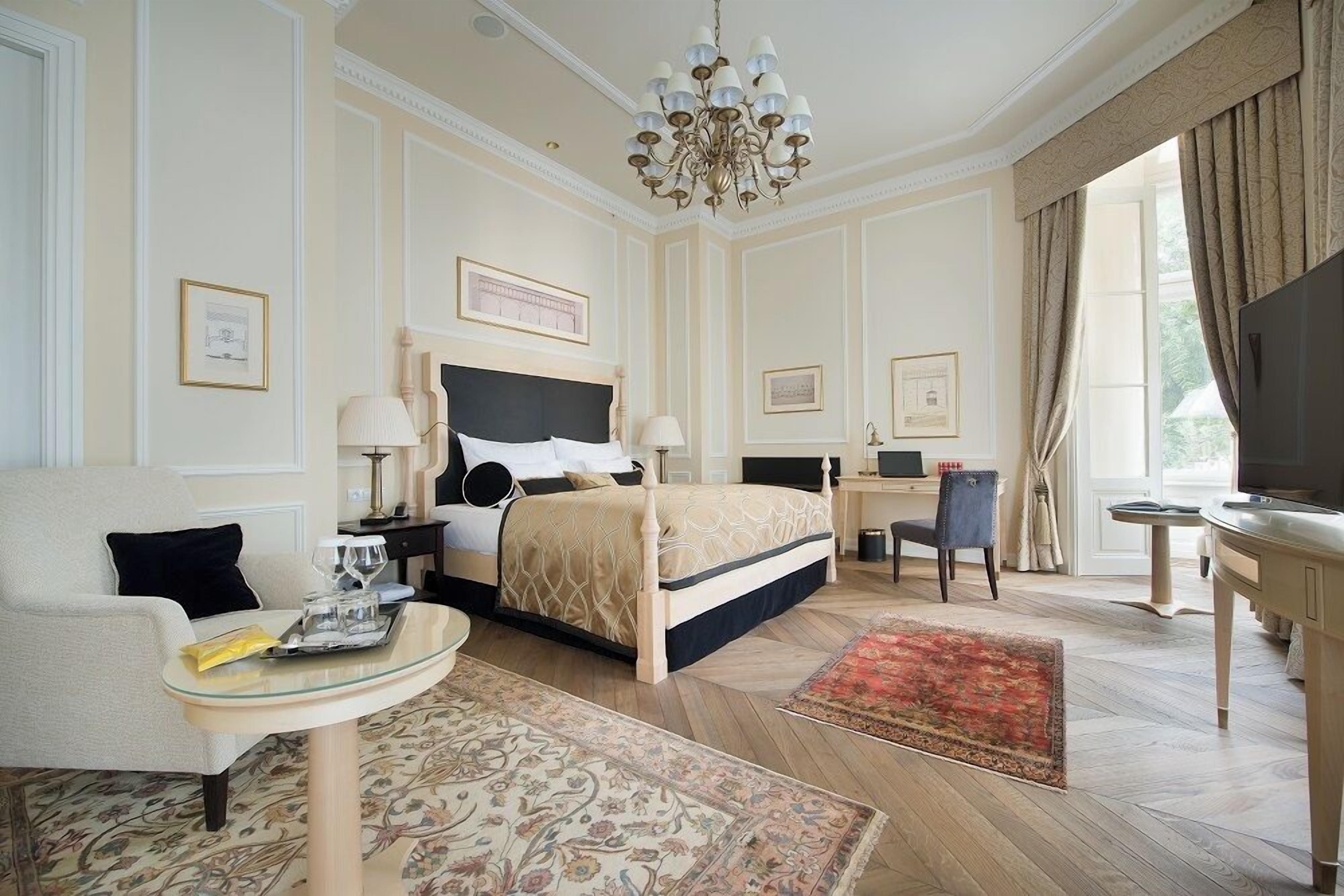 Wilson Grand Apartment, 2 Bedrooms | Senger med Select Comfort-madrass, minibar (inkludert) og safe på rommet