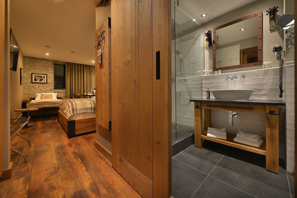 Comfort Triple Room, 1 King Bed with Sofa bed | Select Comfort beds, free minibar, in-room safe, desk