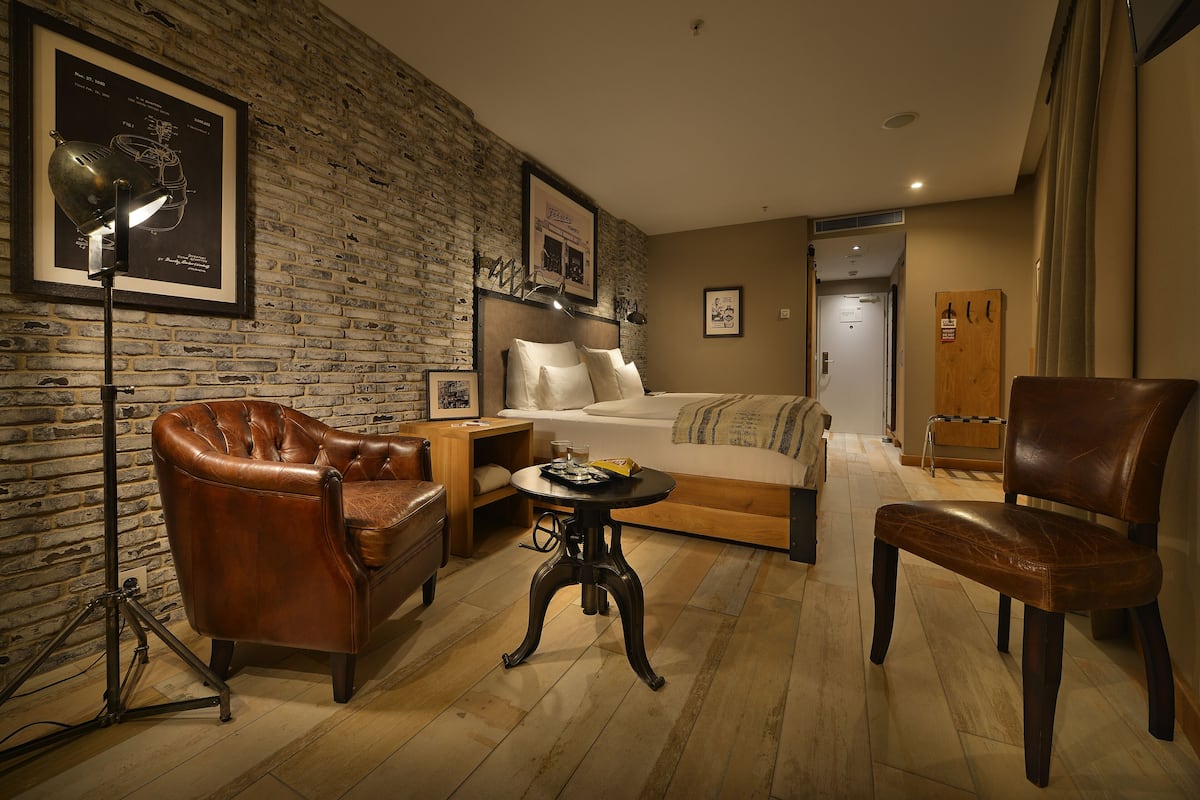 Comfort Double Room, 1 King Bed | Select Comfort beds, free minibar, in-room safe, desk