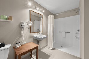 Premium bedding, desk, blackout drapes, soundproofing - Hôtel Le Versailles (Saint-Sauveur)