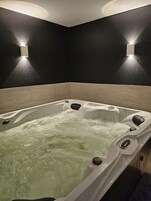 Indoor spa tub