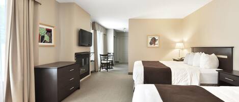Quarto de hotel com duas camas, uma escrivaninha, uma TV e uma cadeira.