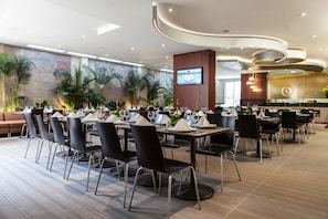 S'hi serveixen esmorzars, dinars i plats de cuina internacional