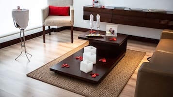 Suite, 1 King Bed, Non Smoking (Living Room) | Living area