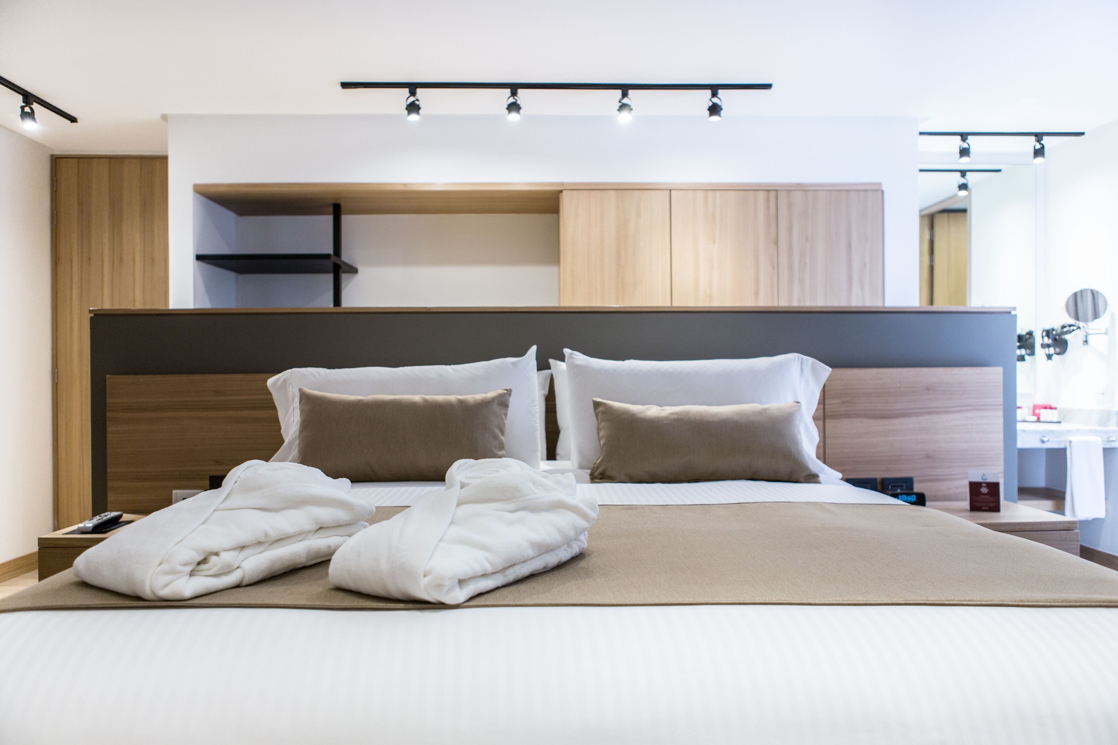 套房, 1 張特大雙人床, 非吸煙房, 露台 | 羽絨被、舒適加層、迷你吧、客房內保險箱