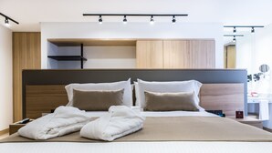A modern hotel room with a large bed, a wooden headboard, a bedside table with a lamp, and a mirror. - Best Western Plus 93 Park Hotel (Bogotá)