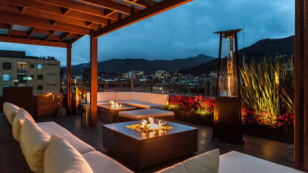 A rooftop terrace with outdoor seating and a fire feature. - Best Western Plus 93 Park Hotel (Bogotá)