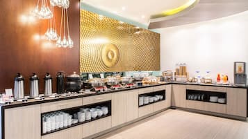 Se ofrece un desayuno bufé (42000 COP por persona)