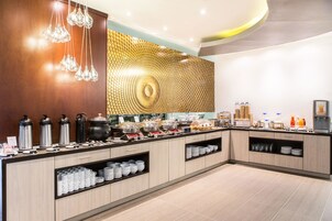 Sarapan prasmanan setiap hari (COP 42000 per orang)