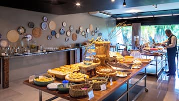 Café da manhã com buffet grátis todos os dias