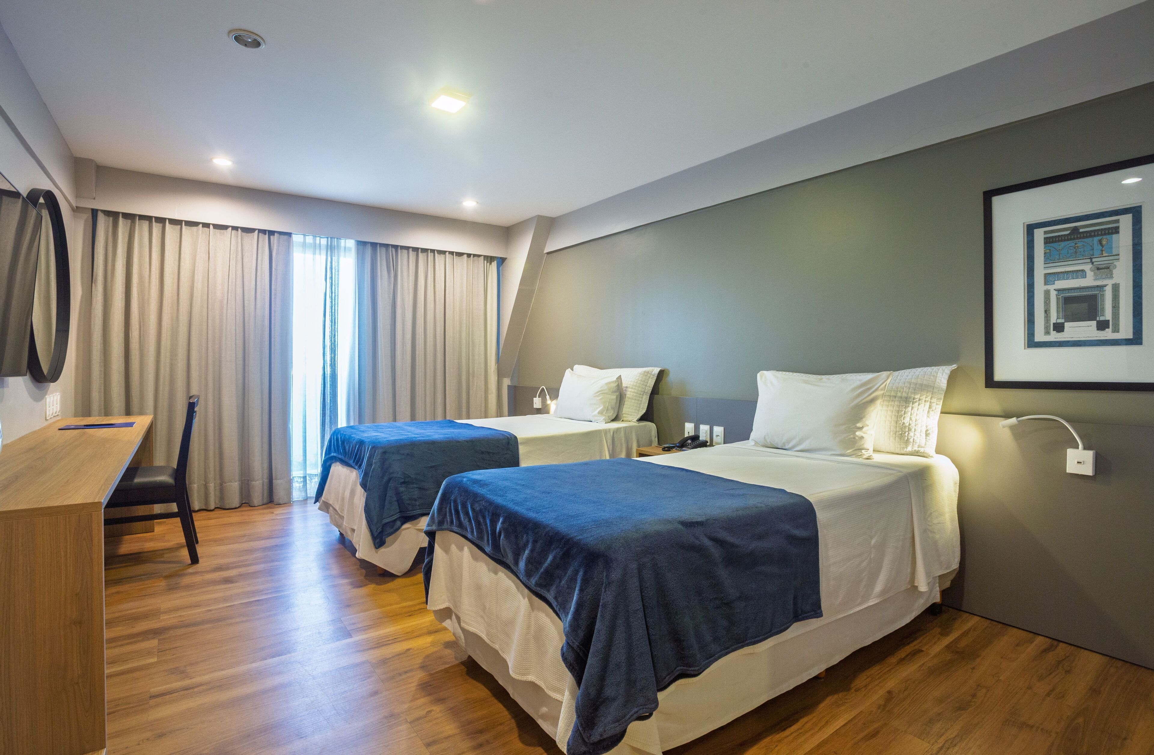 ميني بار وخزنة داخل الغرفة ومكتب وتجهيزات عازلة للصوت