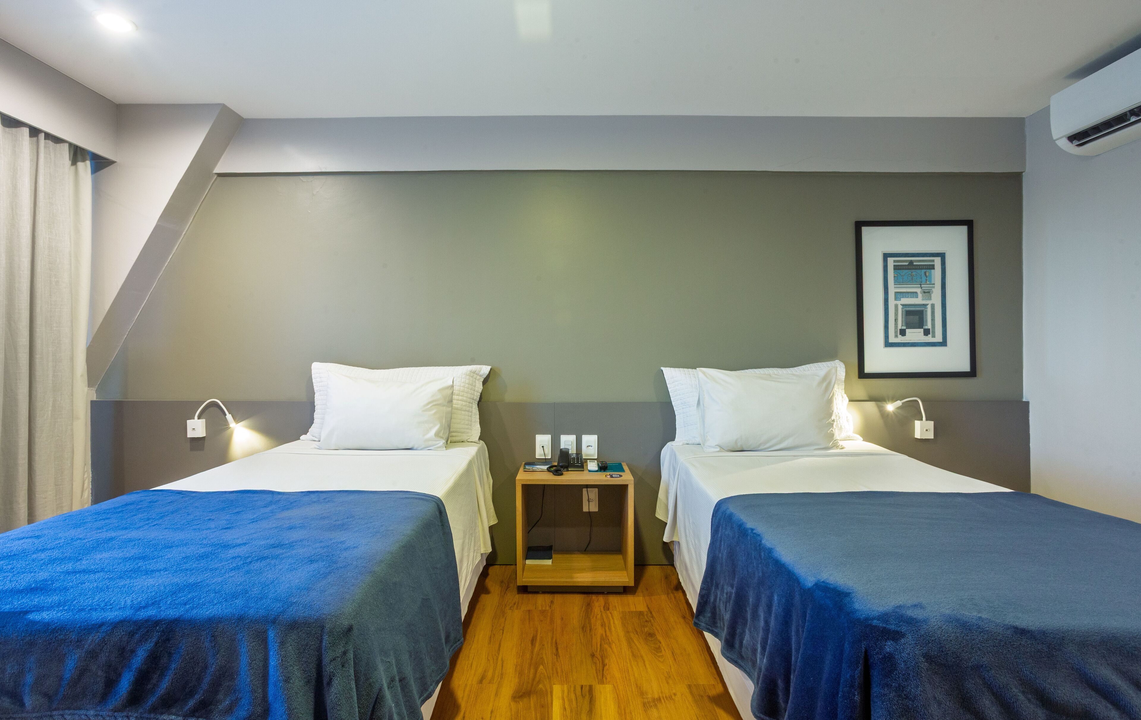 Quarto duplo luxo | Frigobar, cofres nos quartos, escrivaninha, quartos à prova de som