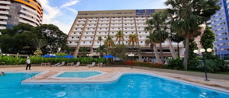 Piscina a l'aire lliure (horari: 08:00-20:00), para-sols i gandules