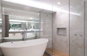 Executive Suite | Bathroom | Hair dryer, towels, soap, shampoo