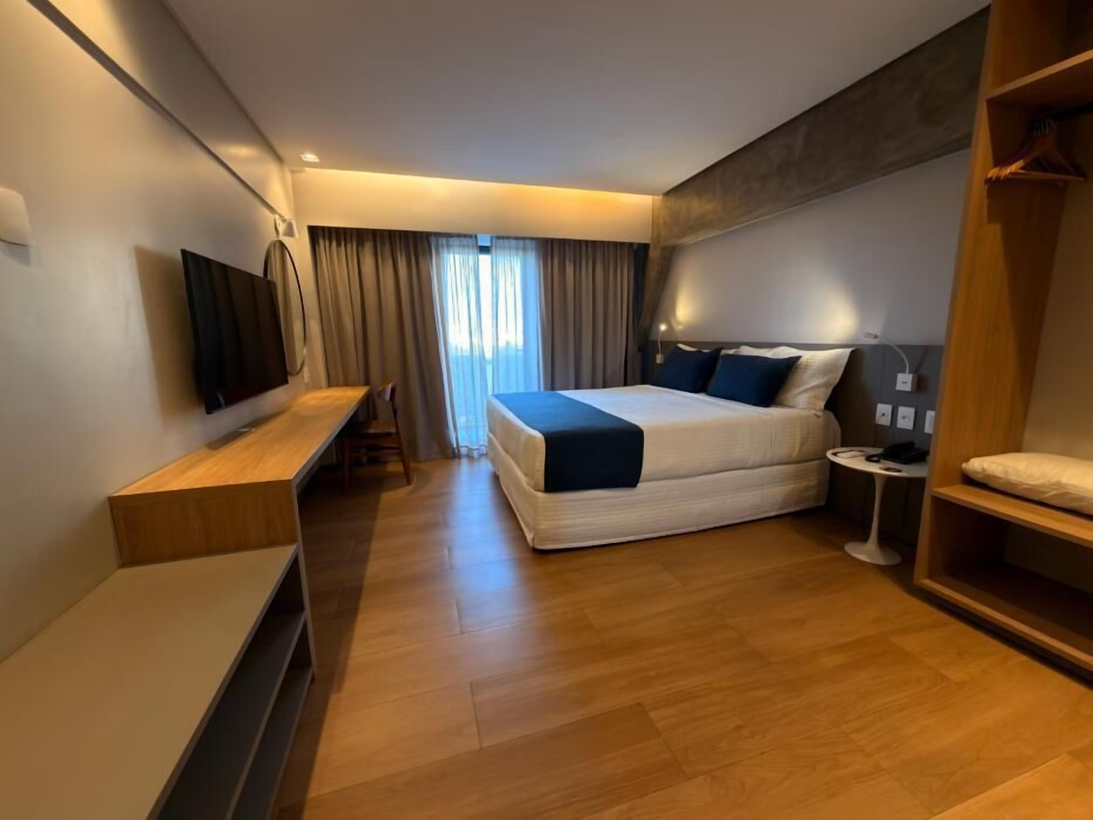 Minibar, caja de seguridad en la habitación y escritorio 