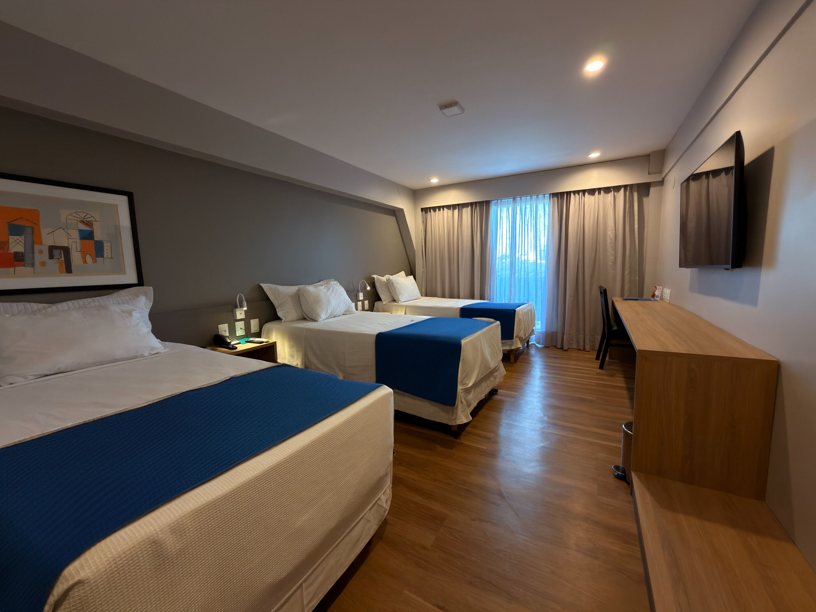 ميني بار وخزنة داخل الغرفة ومك تب وتجهيزات عازلة للصوت