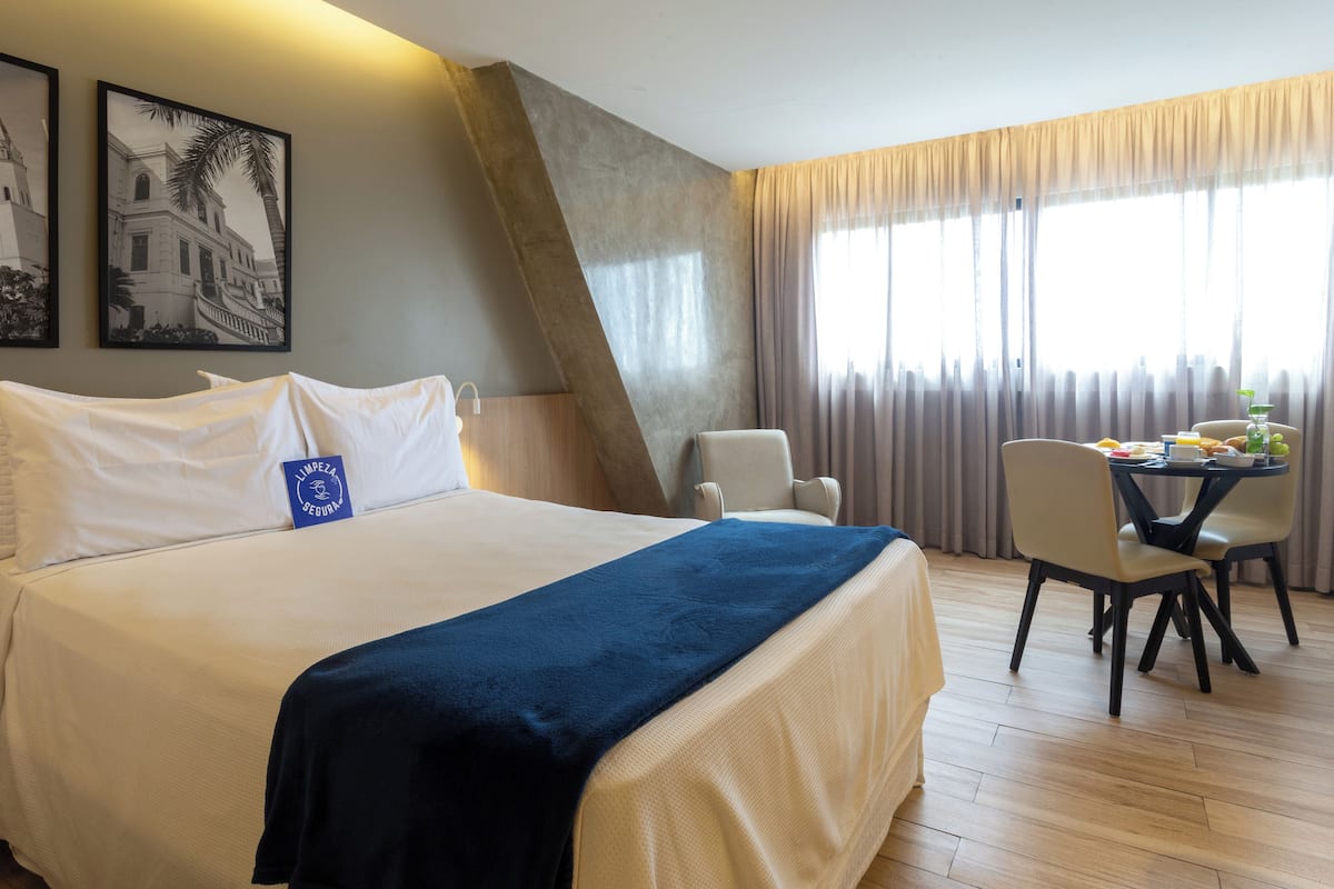 Premium Room, 1 Double Bed | 1 bedroom, minibar, in-room safe, desk