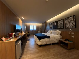 Minibar, caja de seguridad en la habitación y escritorio 