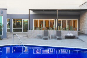 Outdoor pool, pool umbrellas, sun loungers - Fairfield by Marriott Los Cabos (Cabo San Lucas)