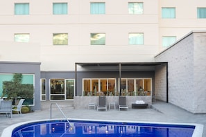 Outdoor pool, pool umbrellas, sun loungers - Fairfield by Marriott Los Cabos (Cabo San Lucas)