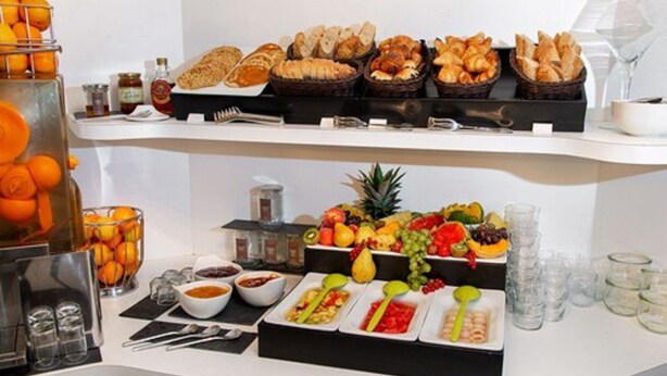 Un buffet con diversi cibi e bevande.