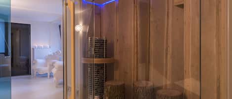 Un intérieur moderne avec une cloison en verre, un lambris en bois et un escalier.