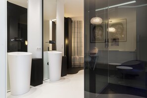 Phòng Suite (Sozo) | Tiện nghi phòng tắm | Buồng tắm vòi sen, đồ dùng nhà tắm được thiết kế riêng, máy sấy tóc 