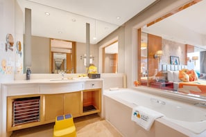 Separate bathtub and shower, free toiletries, bathrobes - Worldhotel Grand Juna Wuxi (Wuxi)