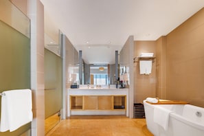 Bathtub dan shower terpisah, perlengkapan mandi gratis,  dan jubah mandi