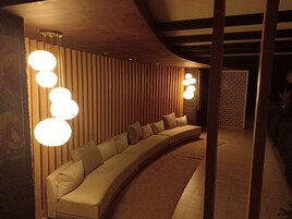 Couples treatment rooms, sauna, body treatments, facials, massages