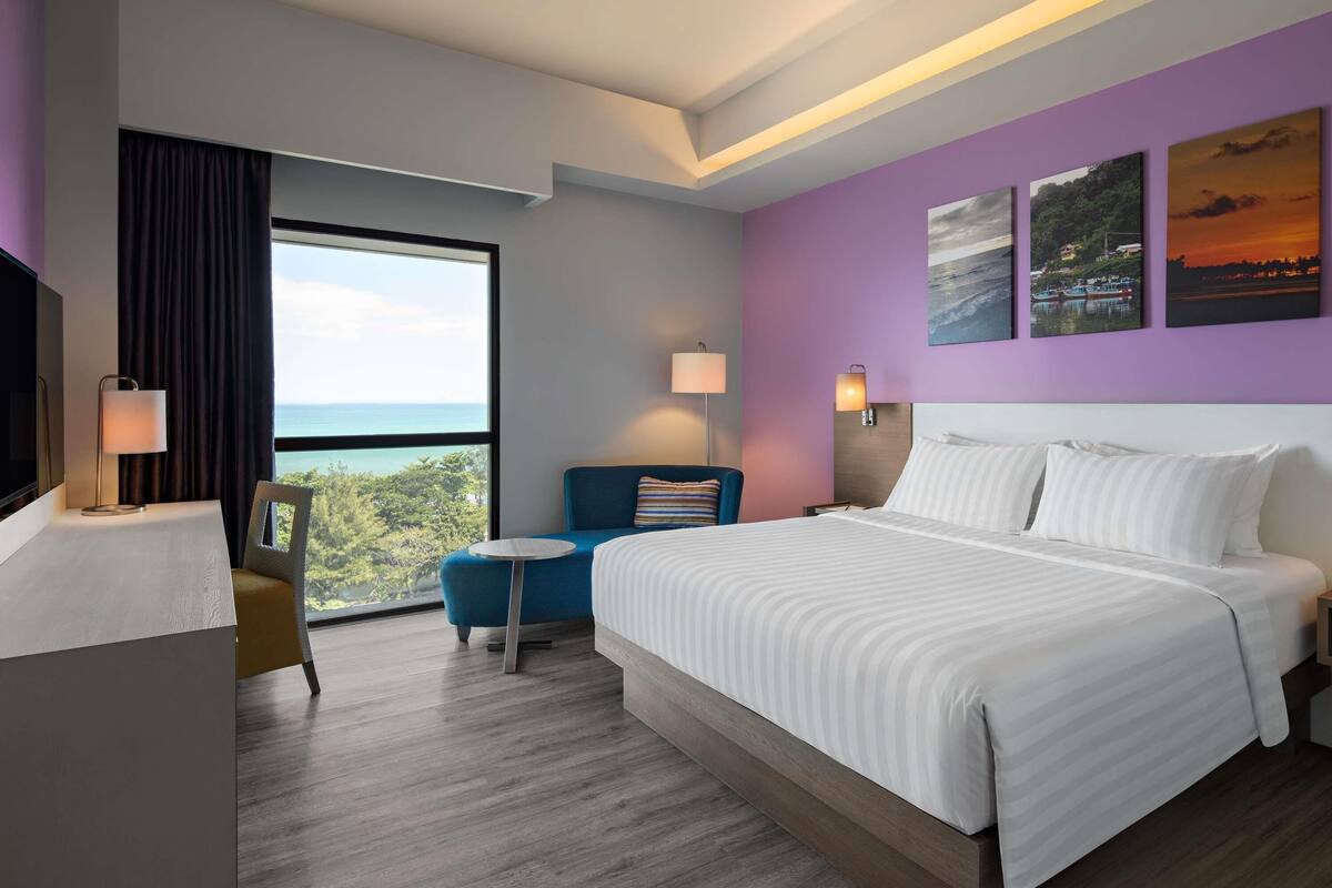 Kamar Deluks, 1 Tempat Tidur King, pemandangan samudra | Minibar, brankas, meja kerja, dan tirai kedap cahaya