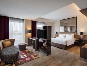Junior Suite, 1 King Bed | 1 bedroom, minibar, in-room safe, desk