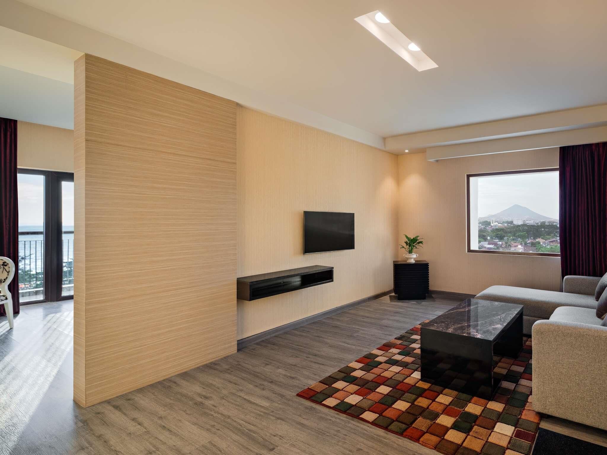 Suite ejecutiva, 1 cama de matrimonio grande con sofá cama | Minibar, caja fuerte, escritorio y cortinas opacas