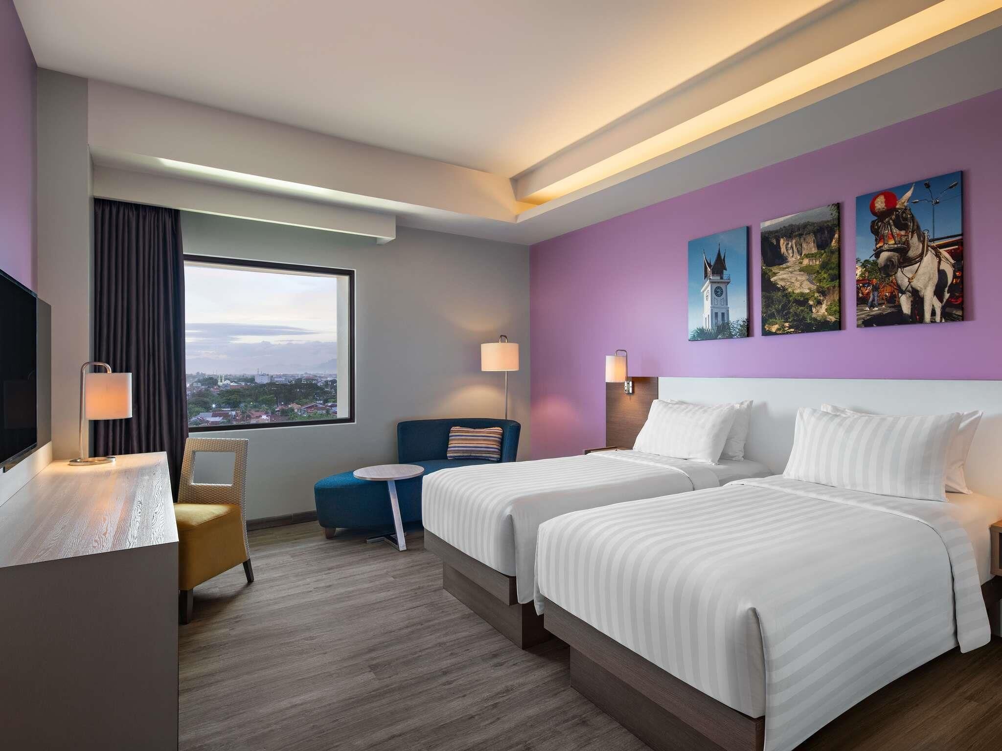 Minibar, caja de seguridad en la habitación y escritorio 