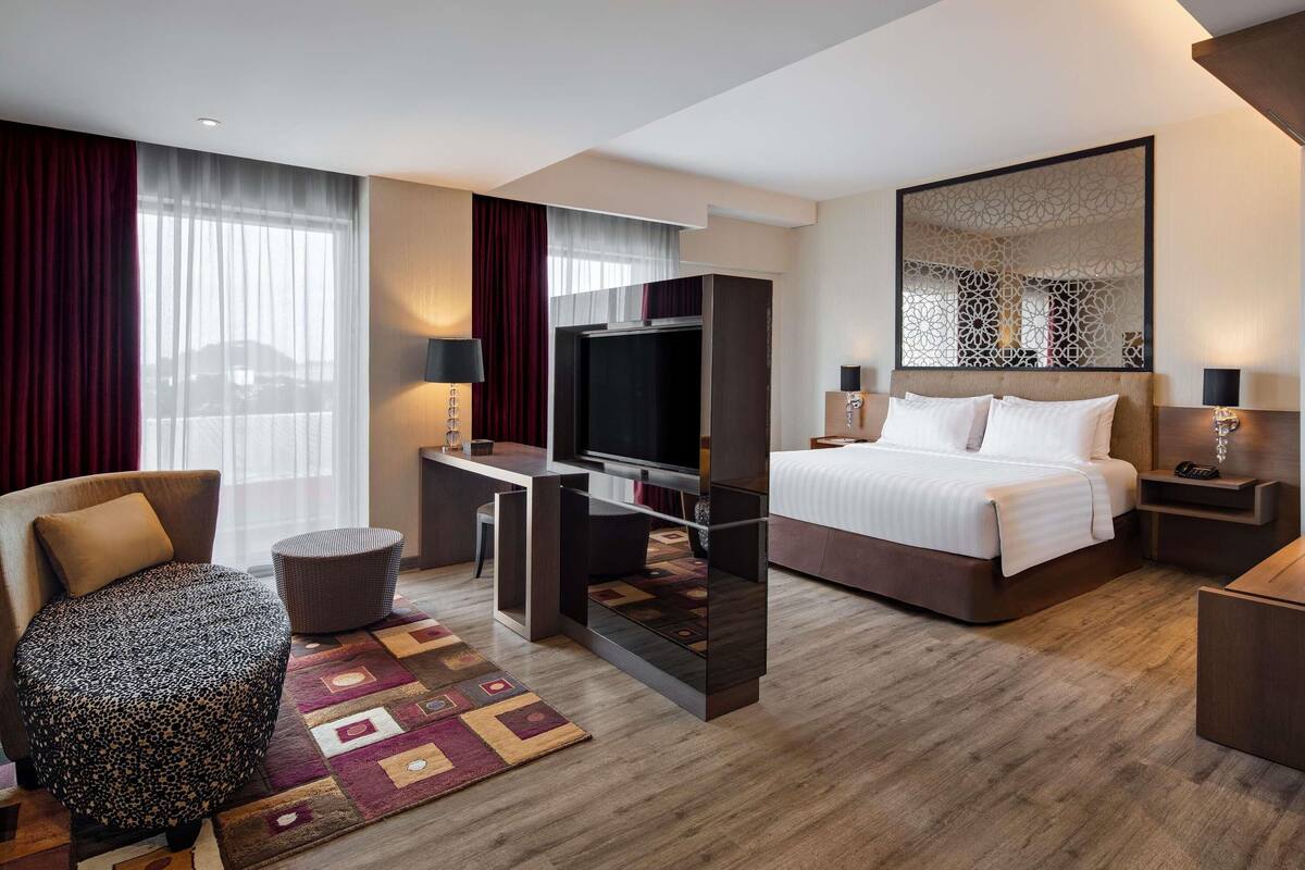 Suite Junior, 1 Tempat Tidur King | Minibar, brankas, meja kerja, dan tirai kedap cahaya