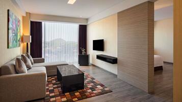 Suite - 1 kingsize-seng (with Sofa) | Minibar, pengeskab på værelset, skrivebord, mørklægningsgardiner