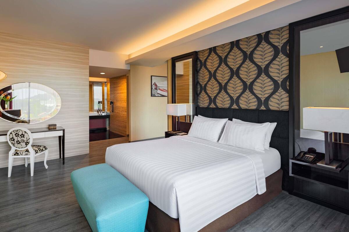 Suite, 1 Tempat Tidur King (with Sofa) | Minibar, brankas, meja kerja, dan tirai kedap cahaya