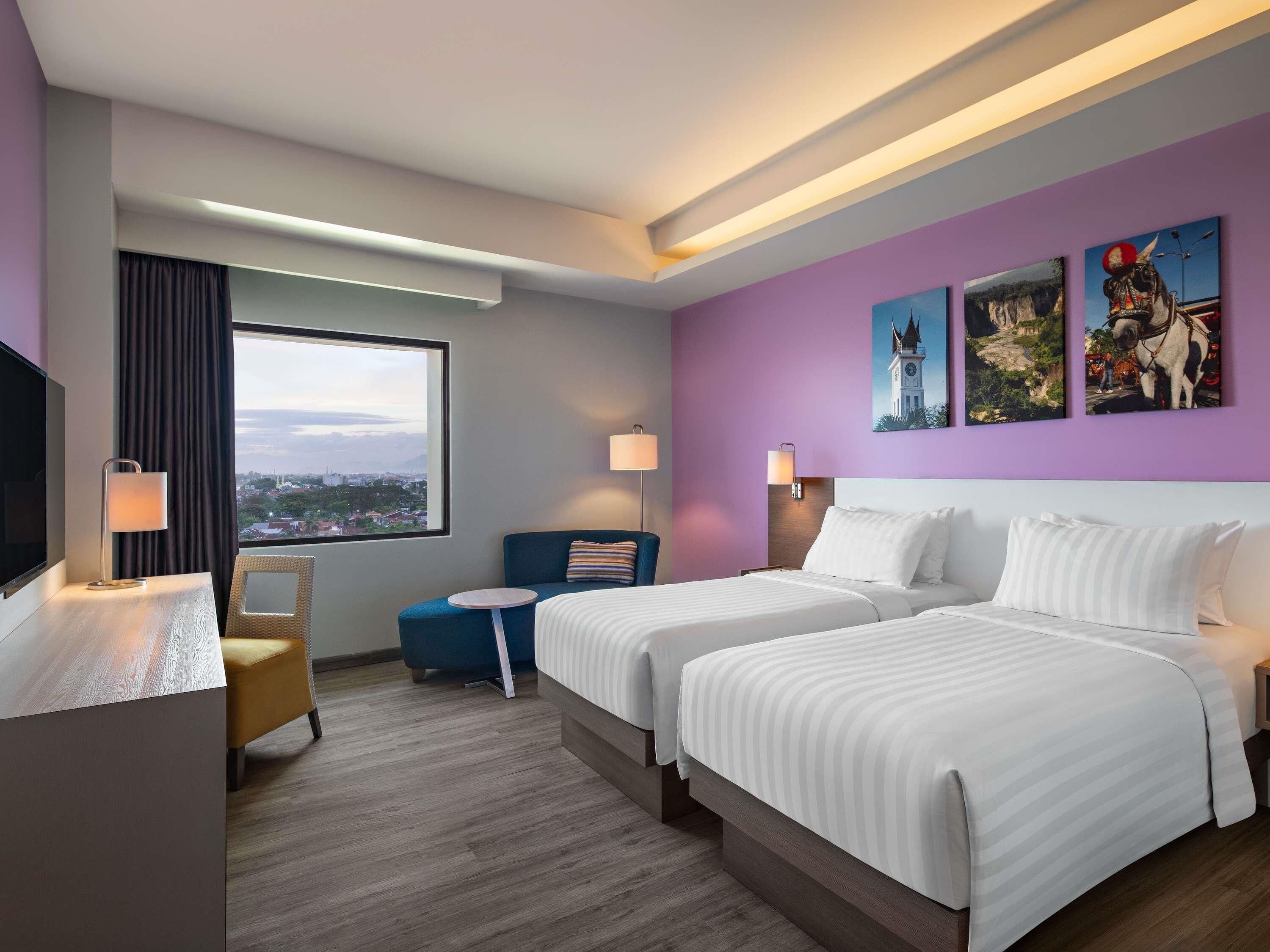 Habitació superior, 2 llits individuals | Minibar, caixa forta a l'habitació, escriptori i cortines opaques 