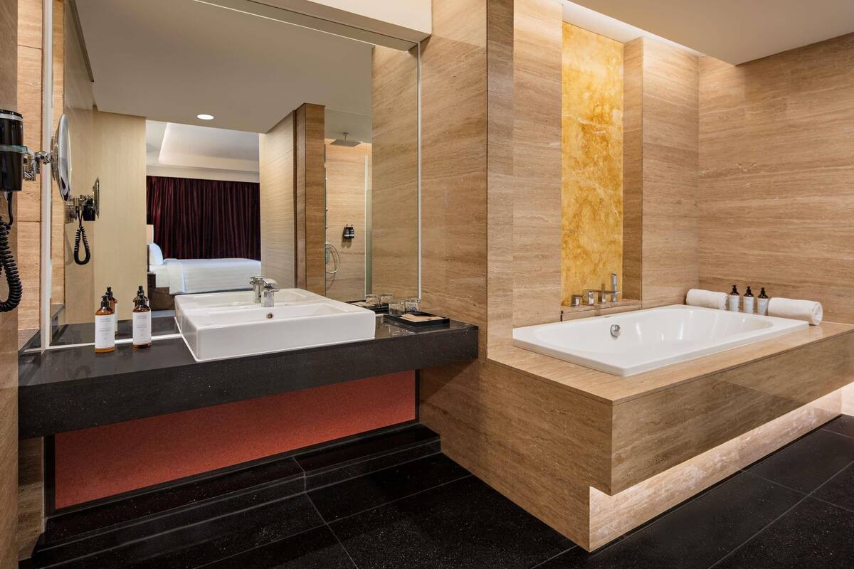 Suite Eksekutif, 1 Tempat Tidur King dengan tempat tidur Sofa | Minibar, brankas, meja kerja, dan tirai kedap cahaya