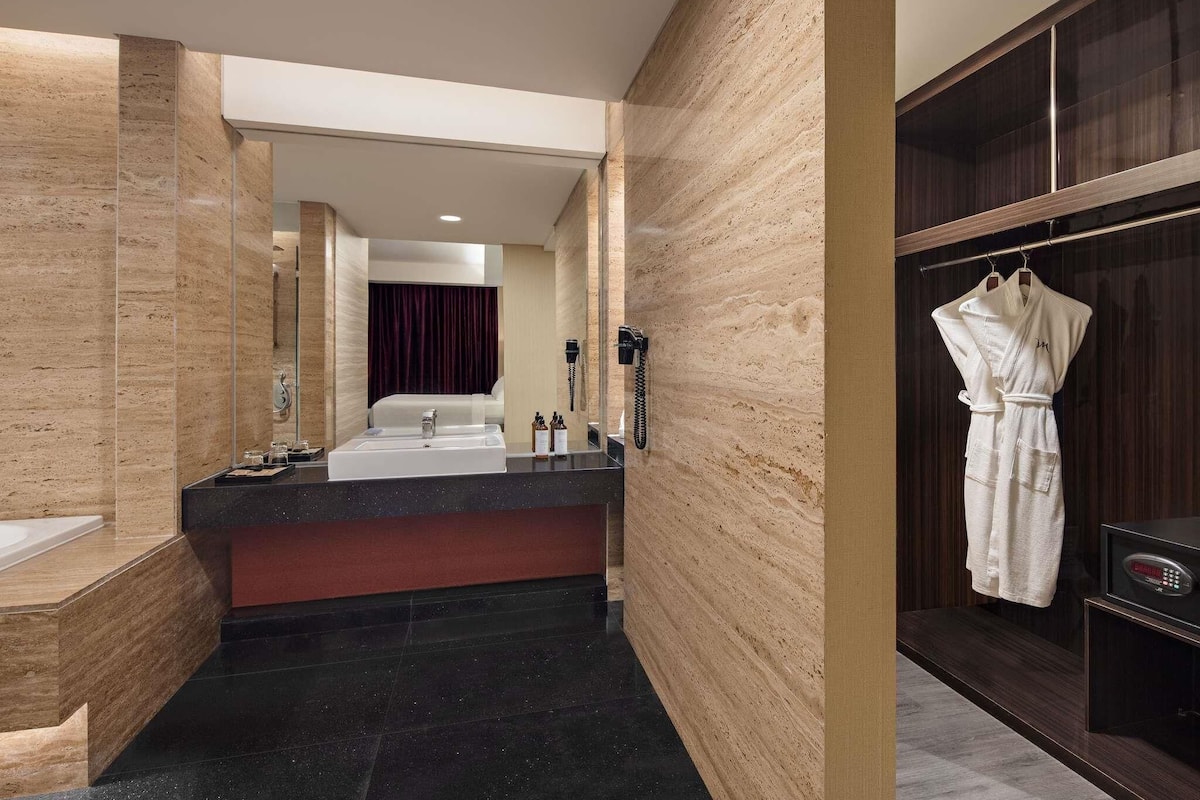 Minibar, caja de seguridad en la habitación y escritorio