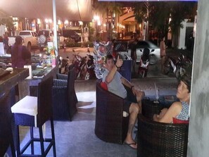Outdoor dining - Swiss Chalet Guesthouse (Krabi)