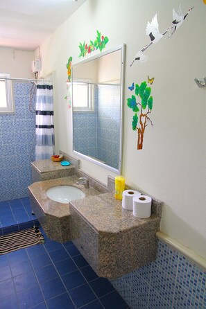 Bathroom - Swiss Chalet Guesthouse (Krabi)