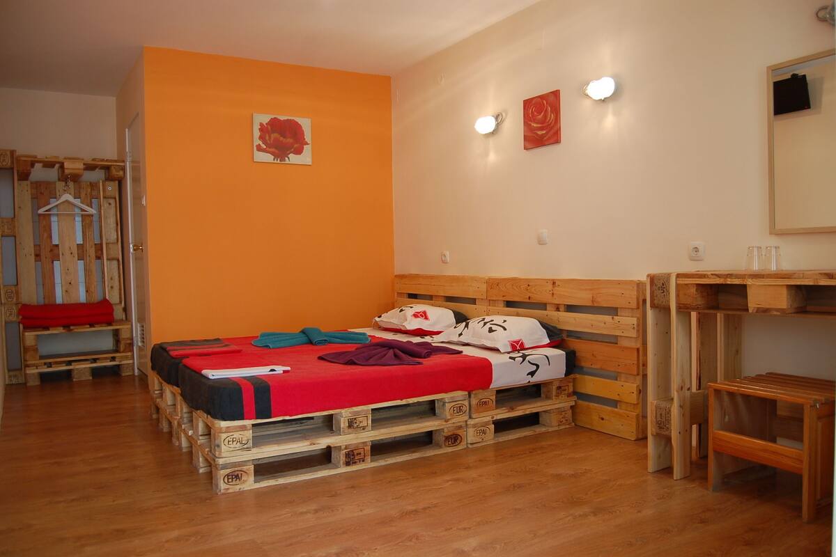 Double Room | Desk, blackout curtains, free WiFi, individually decorated