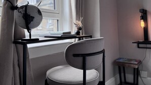 Et moderne soveværelse med skrivebord, stol og en globe.