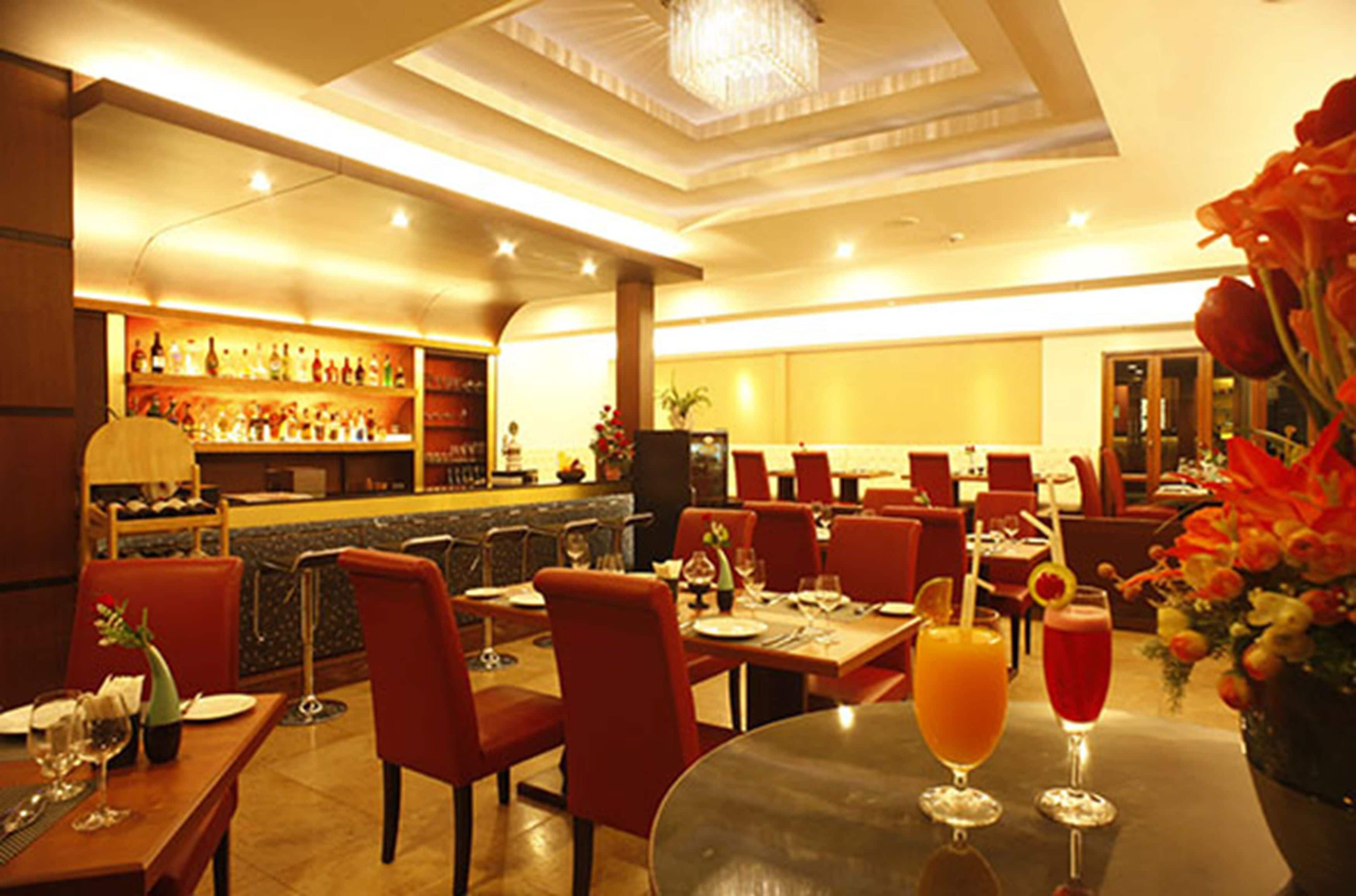 بوفيه فطور يوميًا بتكلفة قدرها (300 THB للشخص)