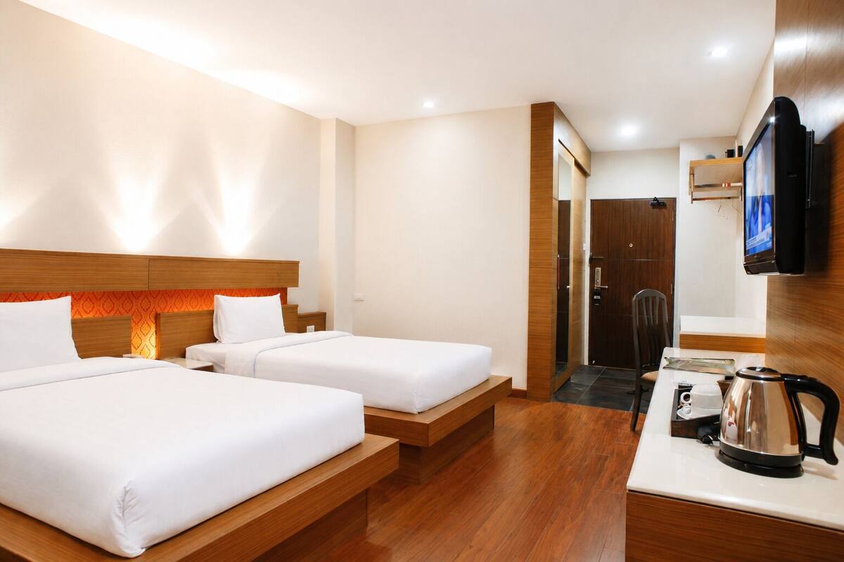 Standard Twin Room | In-room safe, desk, iron/ironing board (on request), WiFi (free)