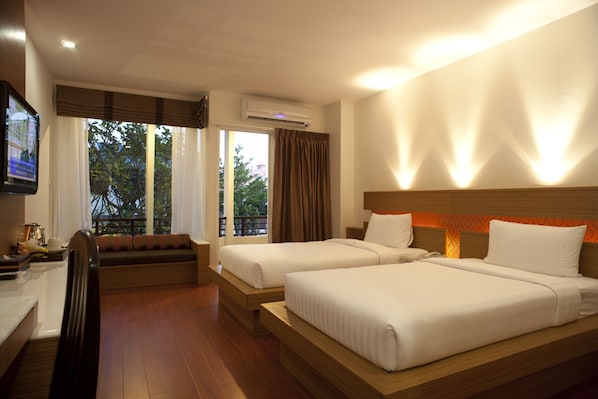 Standard Twin Room | Peti besi dalam bilik, meja, seterika/papan seterika, Wi-fi percuma 