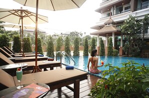 Una piscina al aire libre