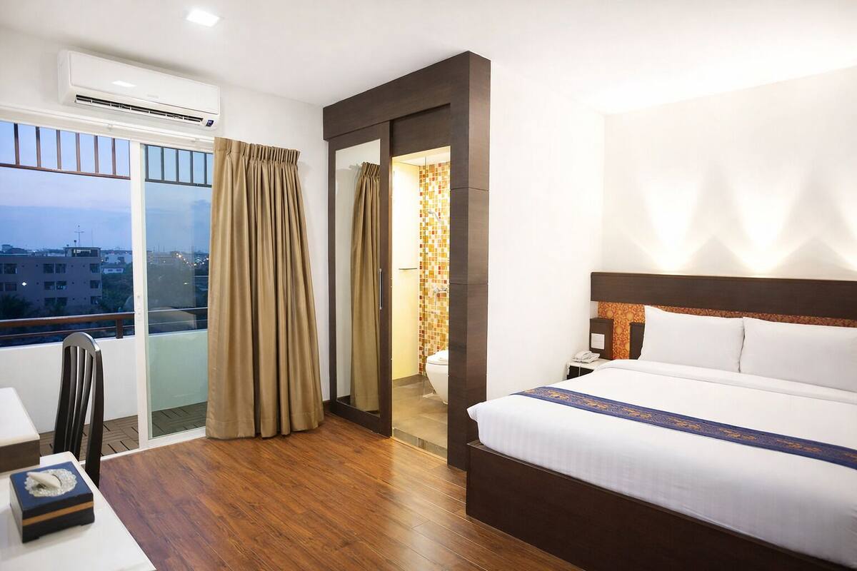 Standard Double Room | In-room safe, desk, iron/ironing board (on request), WiFi (free)